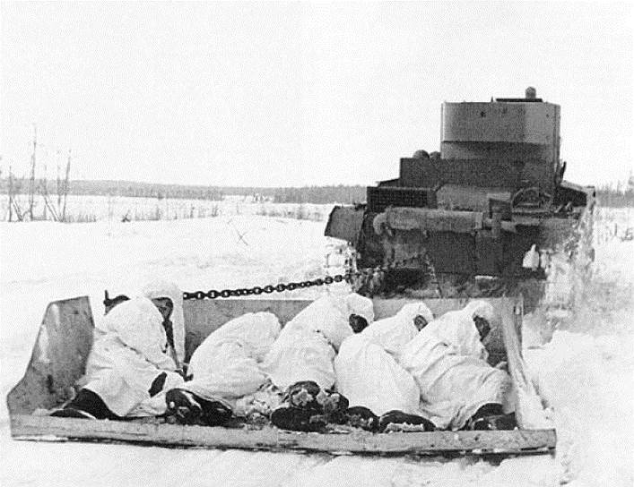 Советские войска оказались не готовы к применению Финляндией против советских танков бутылок с зажигательной смесью, прозванных впоследствии «коктейлем Молотова», и минно-взрывных устройств, в том числе самодельных. Именно мины наносили основной ущерб пехоте. Общая протяженность минных полей составляла 386 км, что усложняло продвижение Красной армии вглубь 