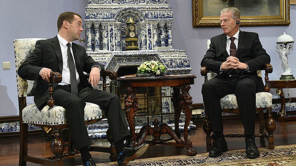 Председатель правительства России Дмитрий Медведев (слева) и вице-канцлер Австрии Райнхольд Миттерленер (справа) 