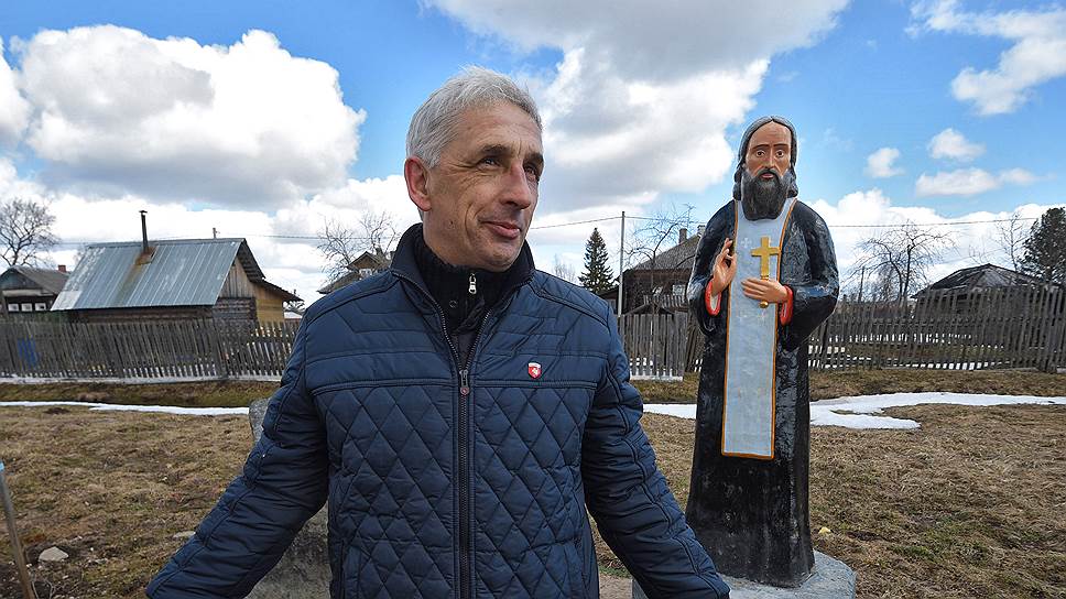 Гостям деревни Евгений Осколков рассказывает о знамении, которое явилось ему после завершения строительства церкви: в небе он увидел два золотых креста 
