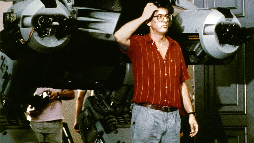 Пол Верхувен подарил кинематографу эталон как "железного мужчины", так и сильной женщины (на фото: Пол Верхувен во время съемок "Робота-полицейского", 1987 год)