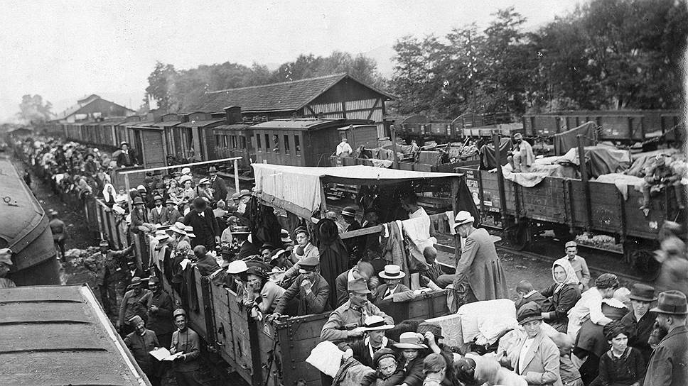 Армяне в депортационных поездах в сопровождении турецких солдат, 1916 год
